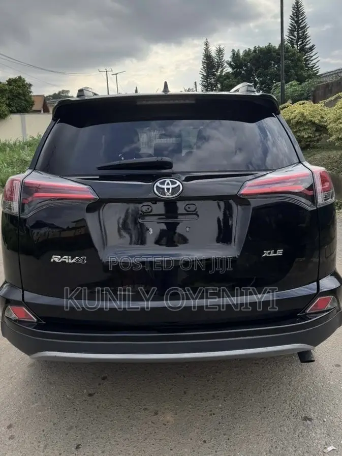 Toyota RAV4 XLE 4dr SUV (2.5L 4cyl 6A) 2018 Black
