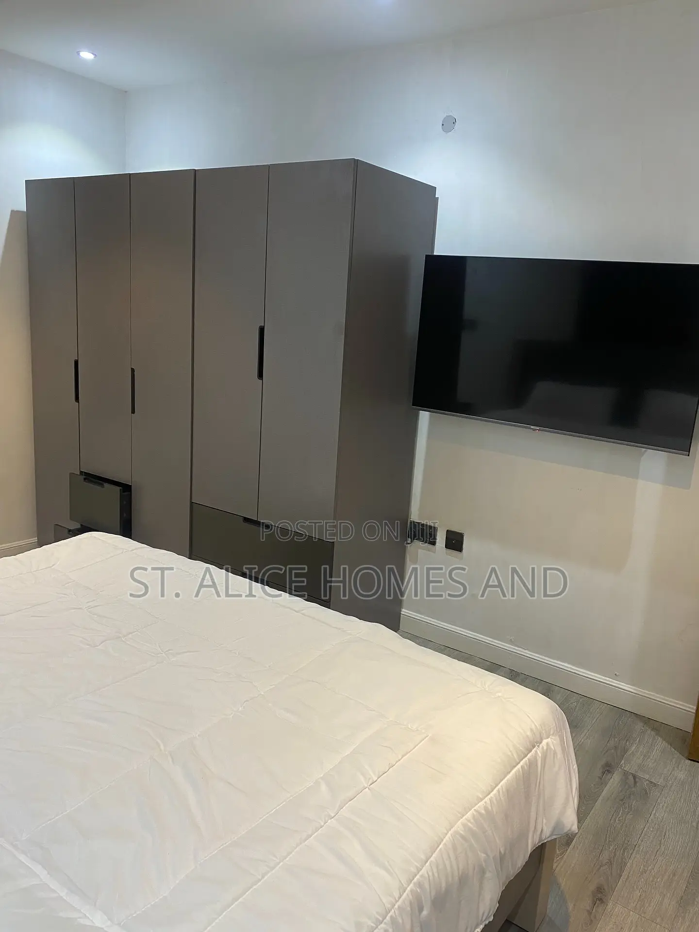 Corhause 2 Bedrooms, Upstairs With Balcony