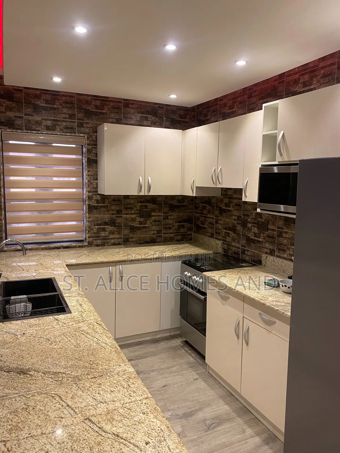 Corhause 2 Bedrooms, Upstairs With Balcony