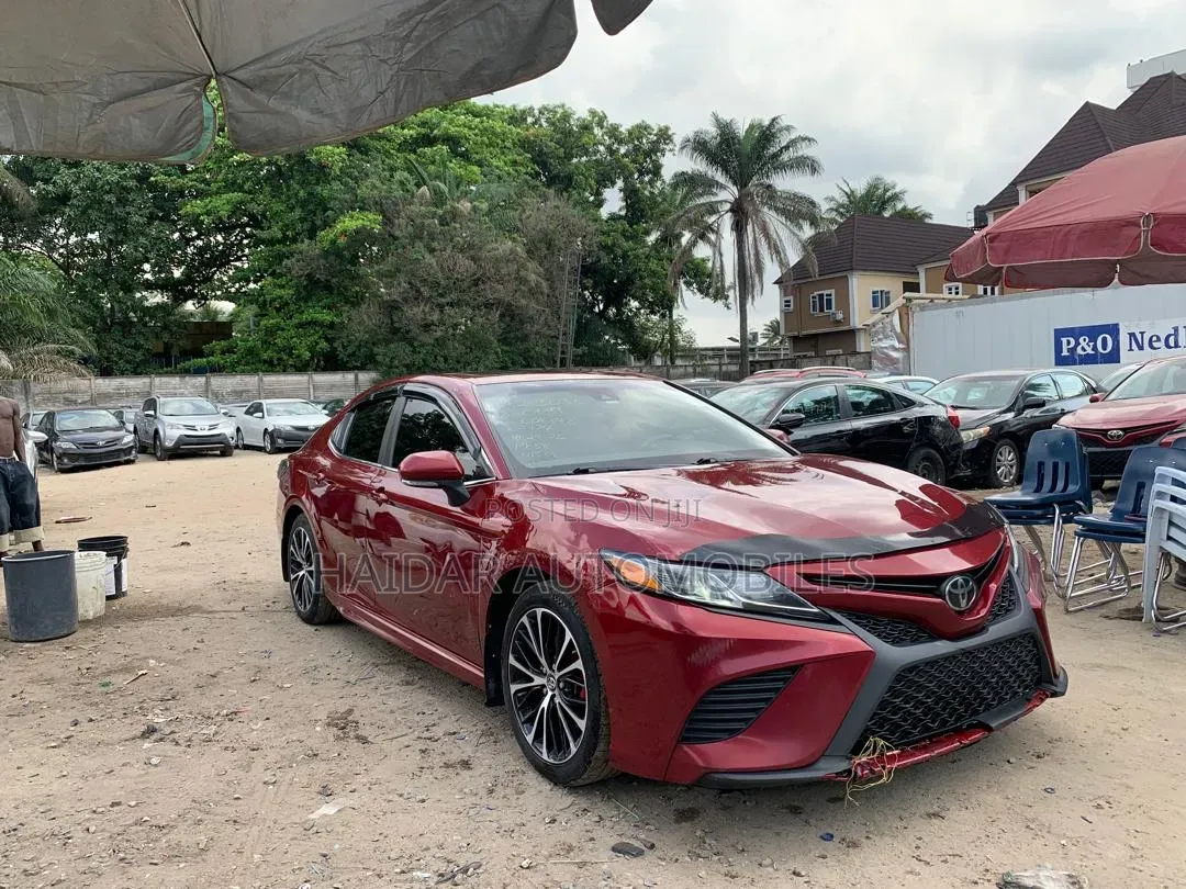 Toyota Camry 2019 Maroon