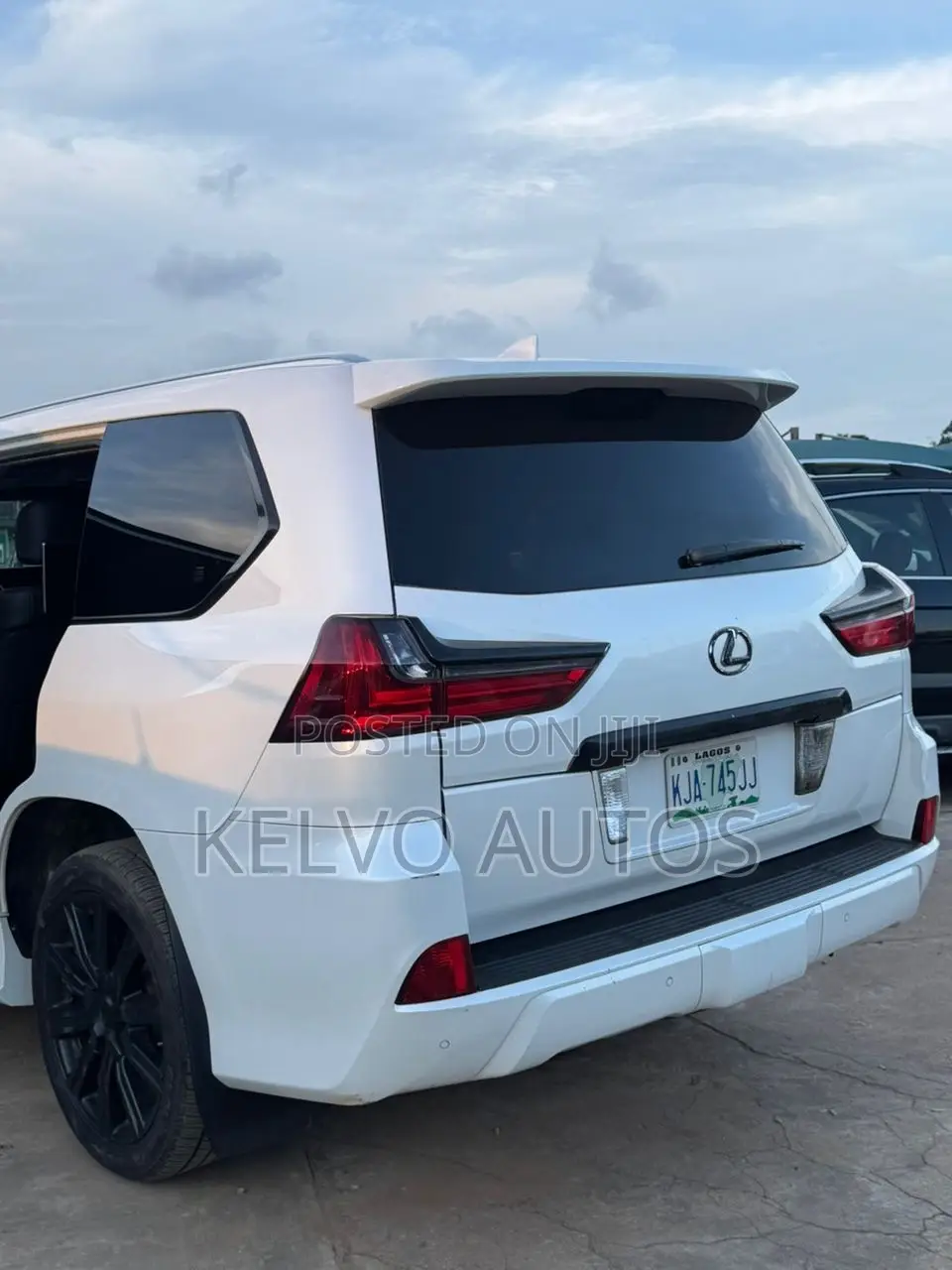 Lexus LX 570 (5 seats) AWD 2016 White