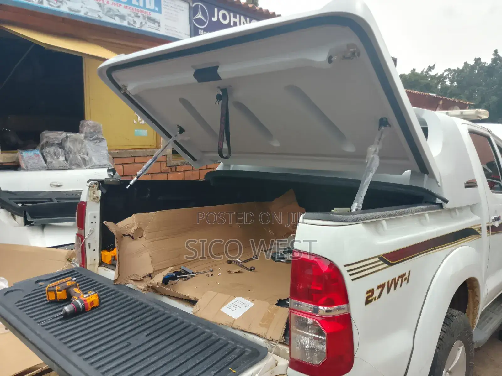 Hilux Carryboy Booth Cover