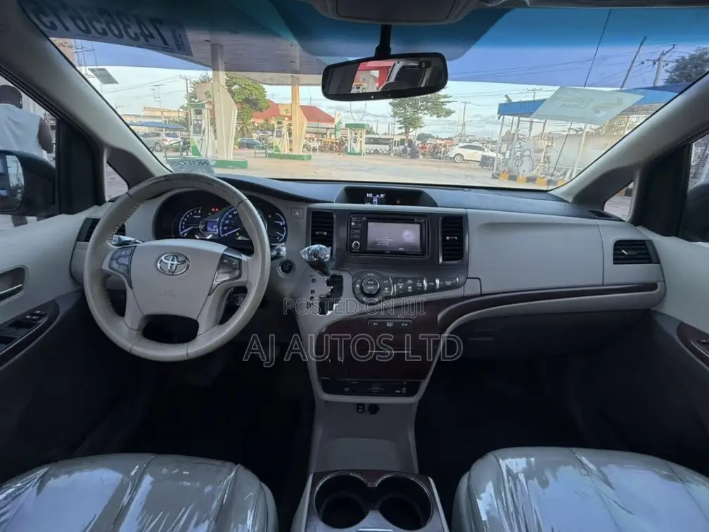 Toyota Sienna XLE AWD 7-Passenger 2013 White