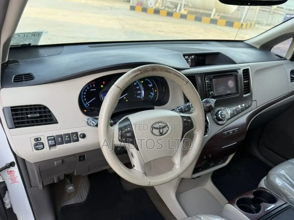 Toyota Sienna XLE AWD 7-Passenger 2013 White