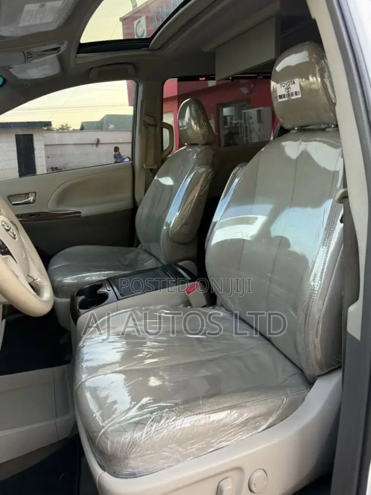 Toyota Sienna XLE AWD 7-Passenger 2013 White