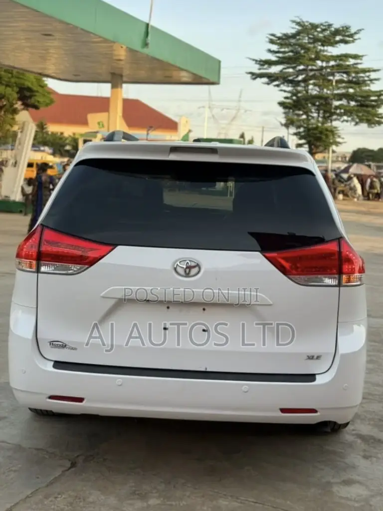 Toyota Sienna XLE AWD 7-Passenger 2013 White