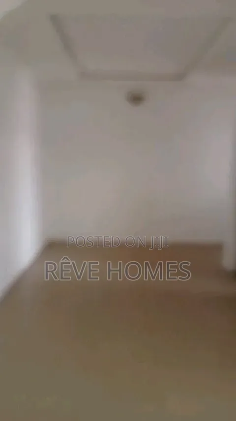 3bdrm Block of Flats in Soluyi for rent