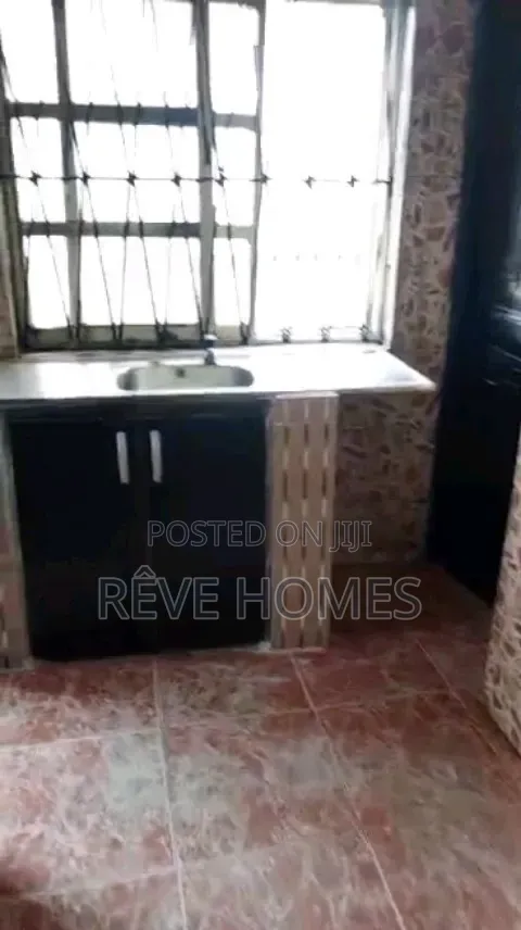 3bdrm Block of Flats in Soluyi for rent