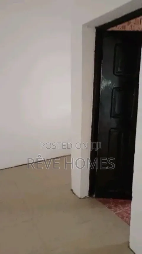 3bdrm Block of Flats in Soluyi for rent