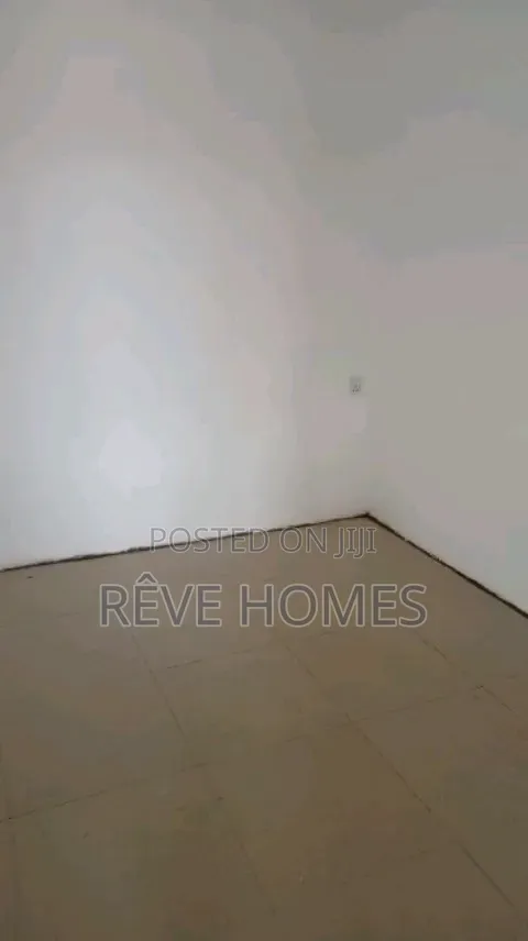 3bdrm Block of Flats in Soluyi for rent