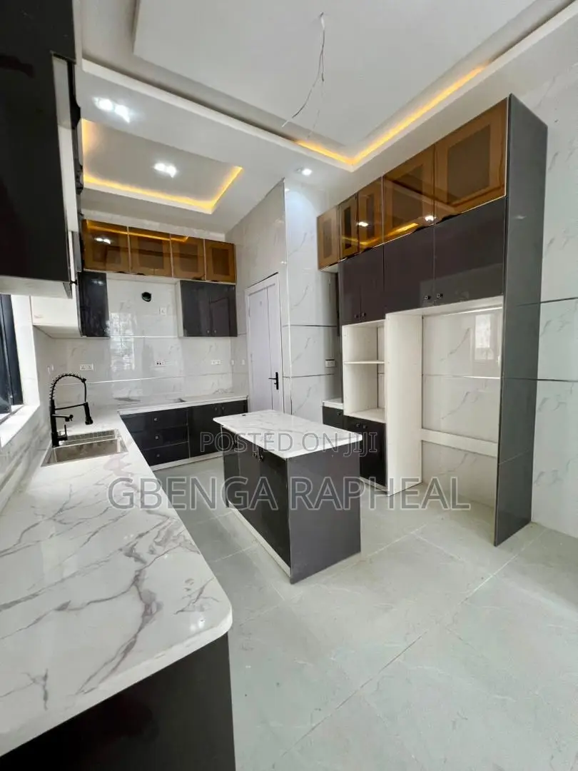 5bdrm Duplex in Chevron Lekki, Lagos State for sale