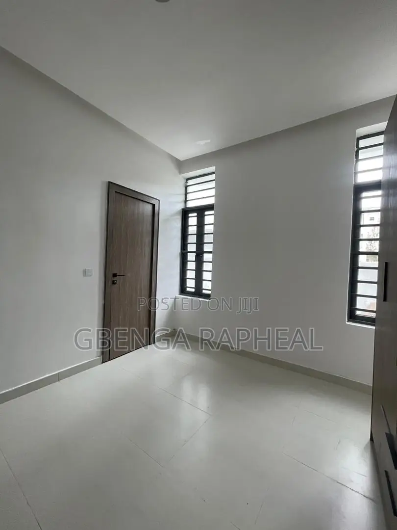 3bdrm Block of Flats in Osapa London, Lekki for sale