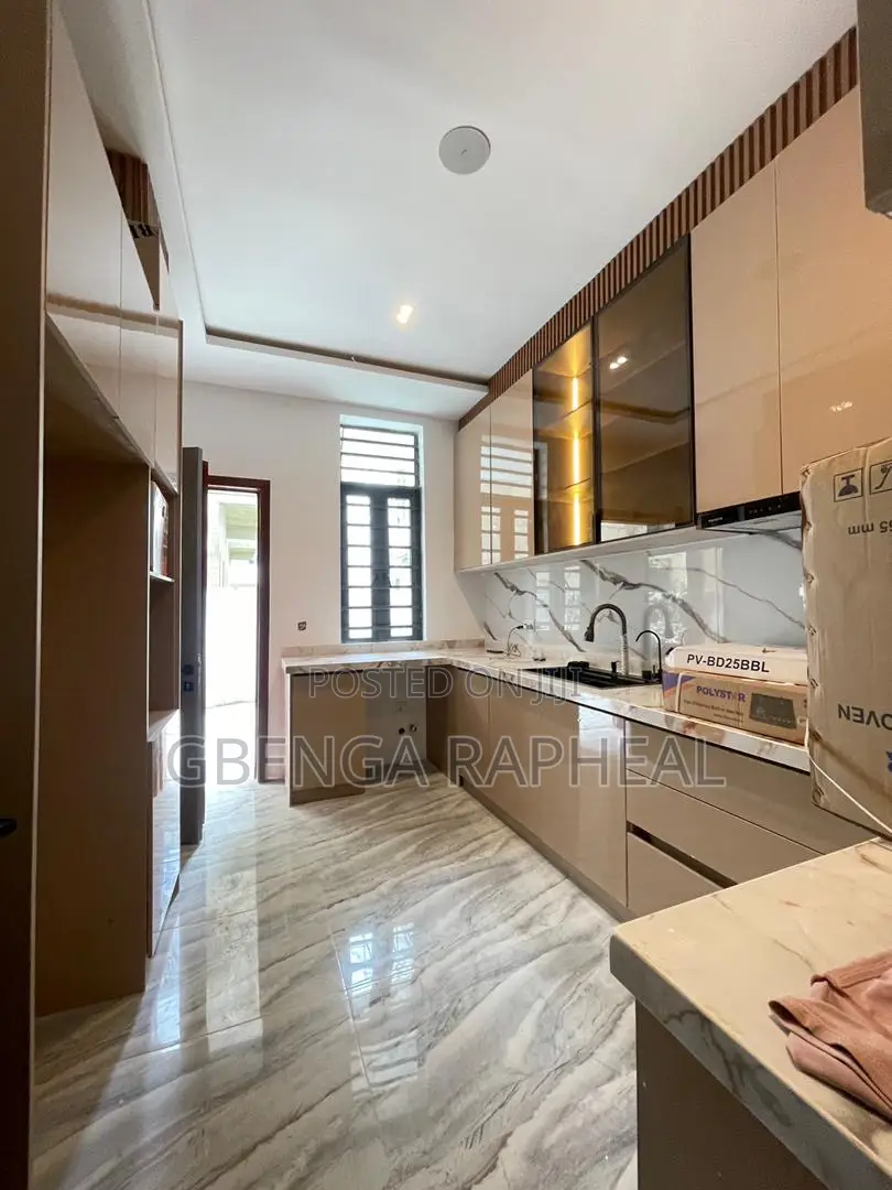 3bdrm Block of Flats in Osapa London, Lekki for sale