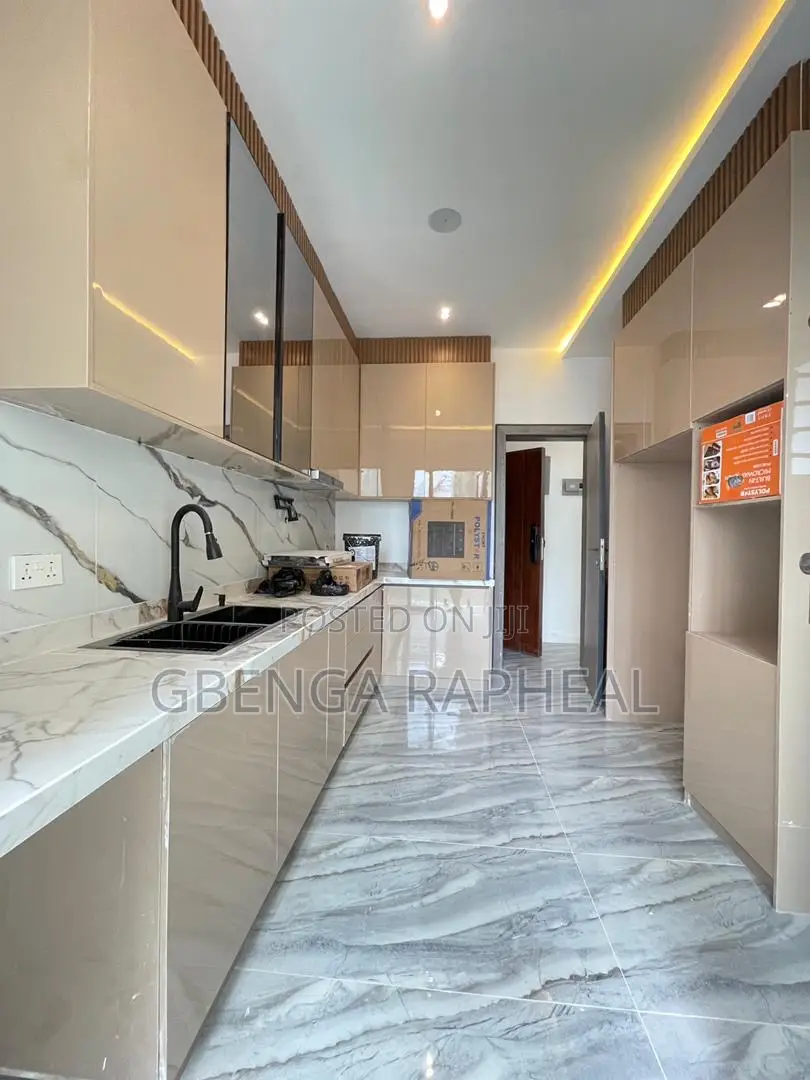 3bdrm Block of Flats in Osapa London, Lekki for sale