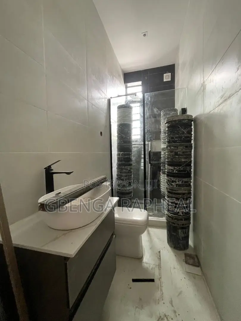 3bdrm Block of Flats in Osapa London, Lekki for sale