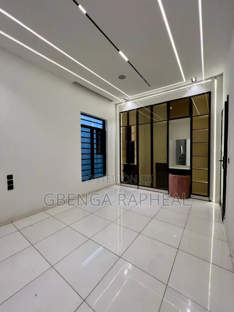 5bdrm House in Vgc Lekki for sale