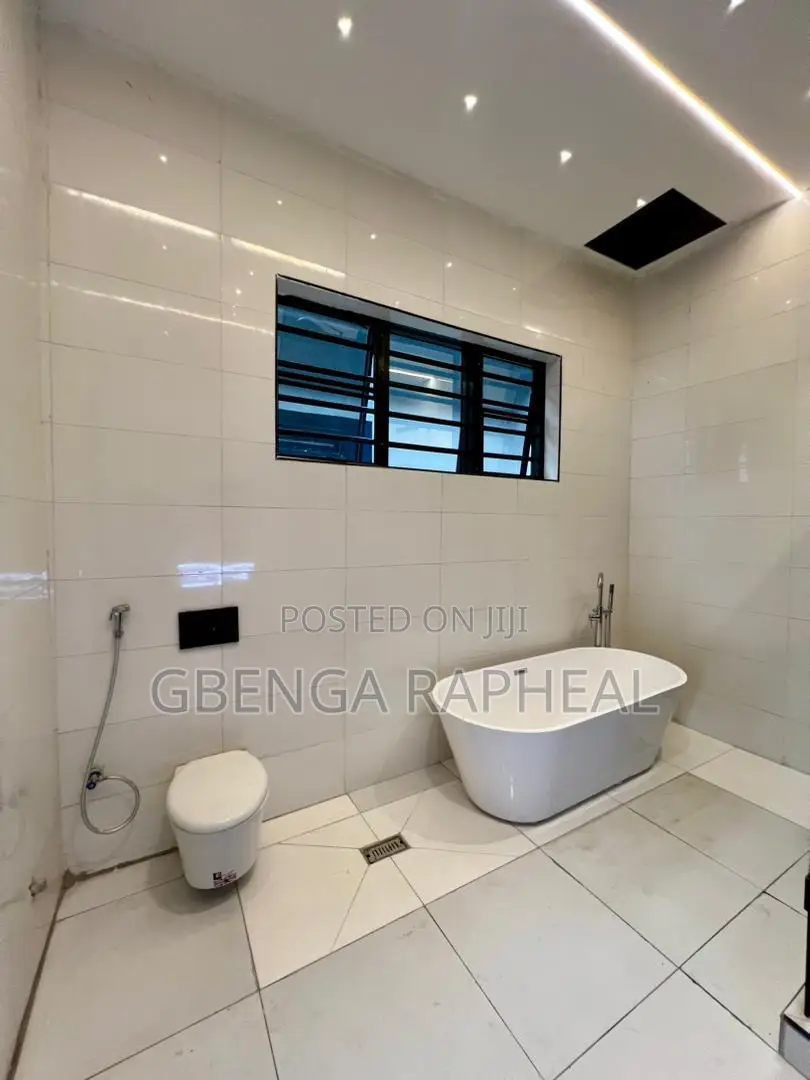 5bdrm House in Vgc Lekki for sale