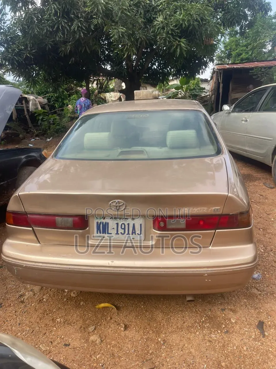 Toyota Camry LE 4dr Sedan (2.2L 4cyl 4A) 2000 Gold