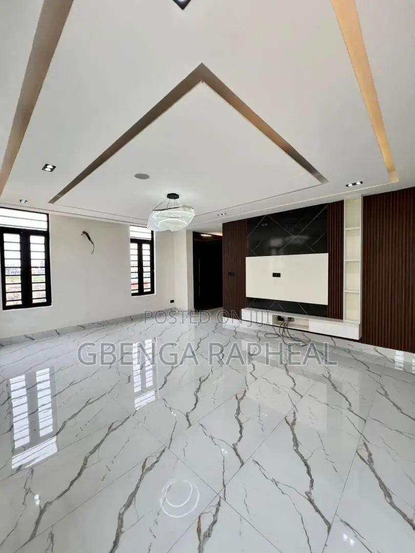 5bdrm Duplex in Phase One for sale