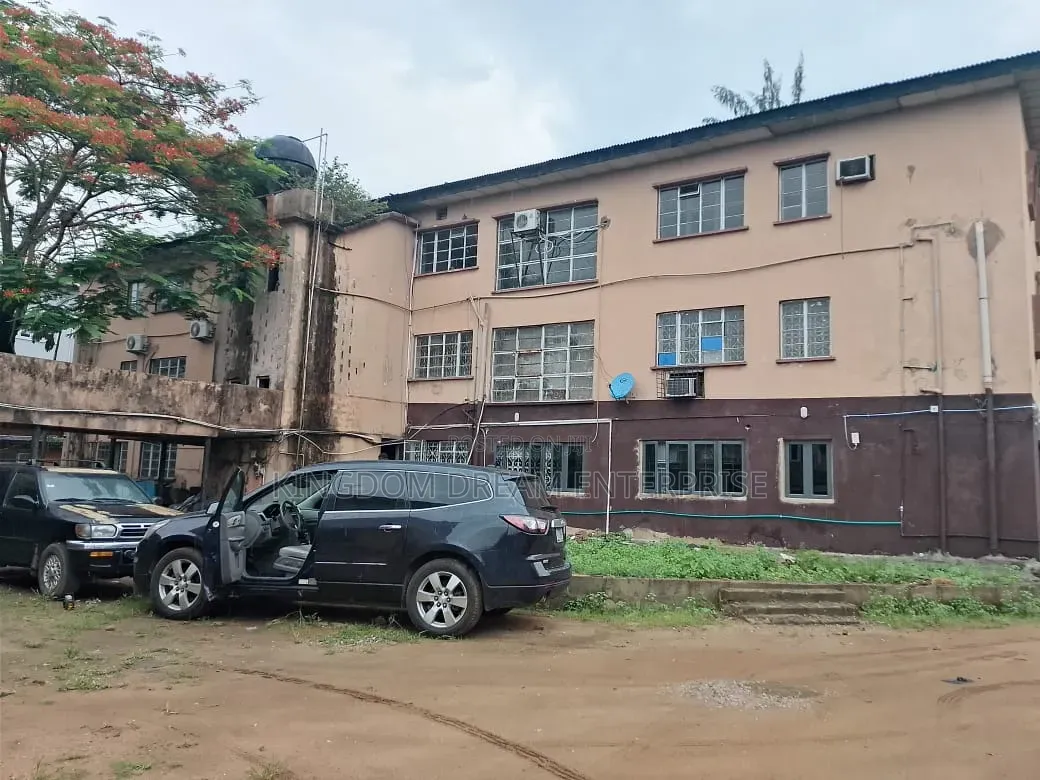 Massively Built Block of 5 Flats on 2460sqm Facing Express Surulere