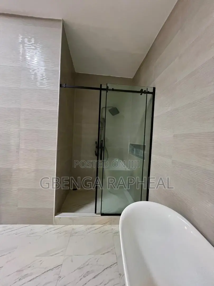 6bdrm House in Victoria Garden City, Lekki for sale
