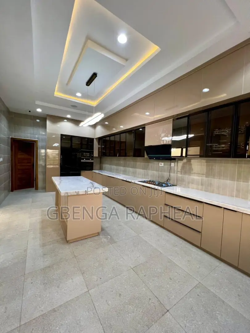 6bdrm House in Victoria Garden City, Lekki for sale