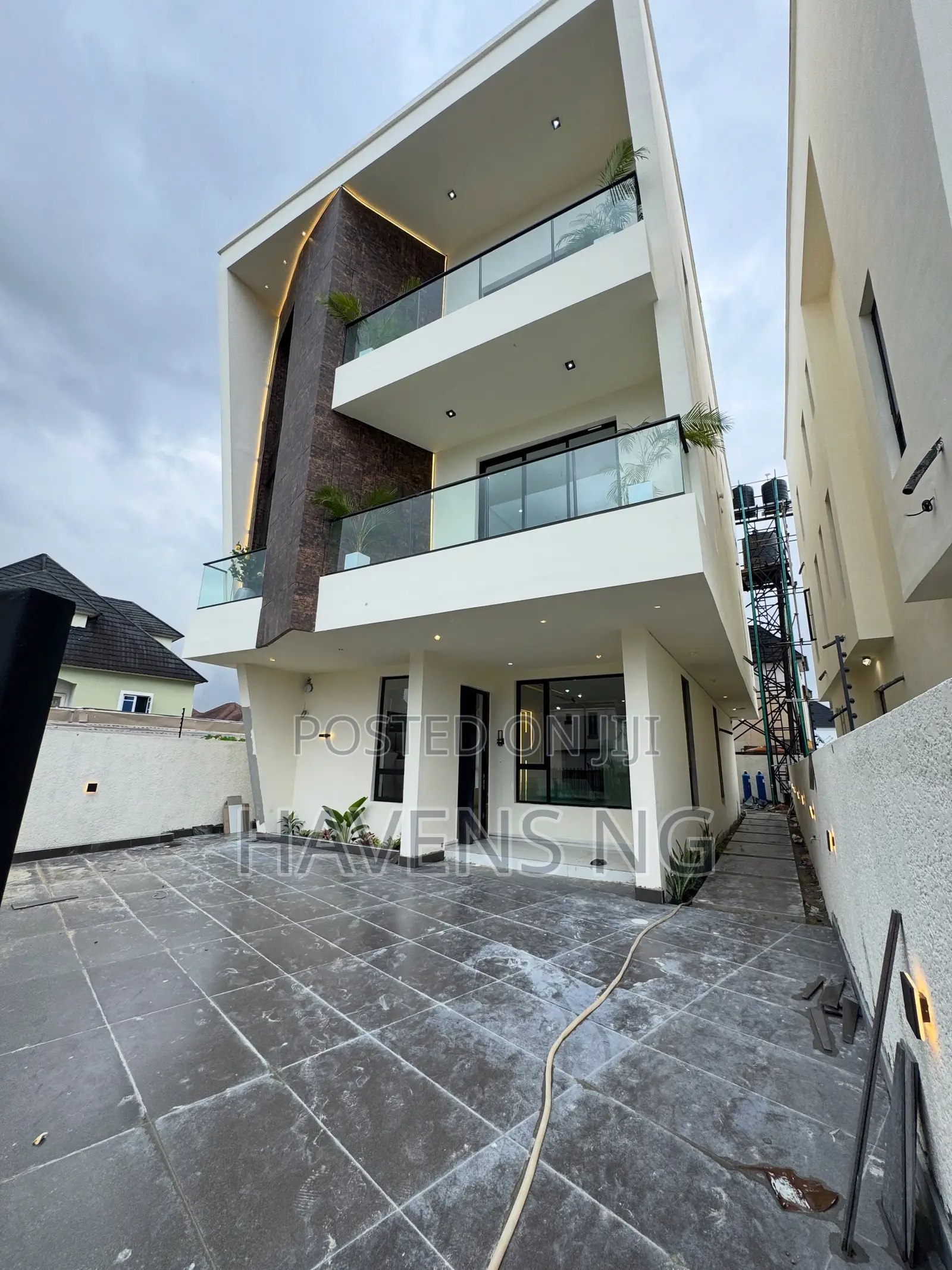 5bdrm Duplex in Lekki Phase 2 for sale