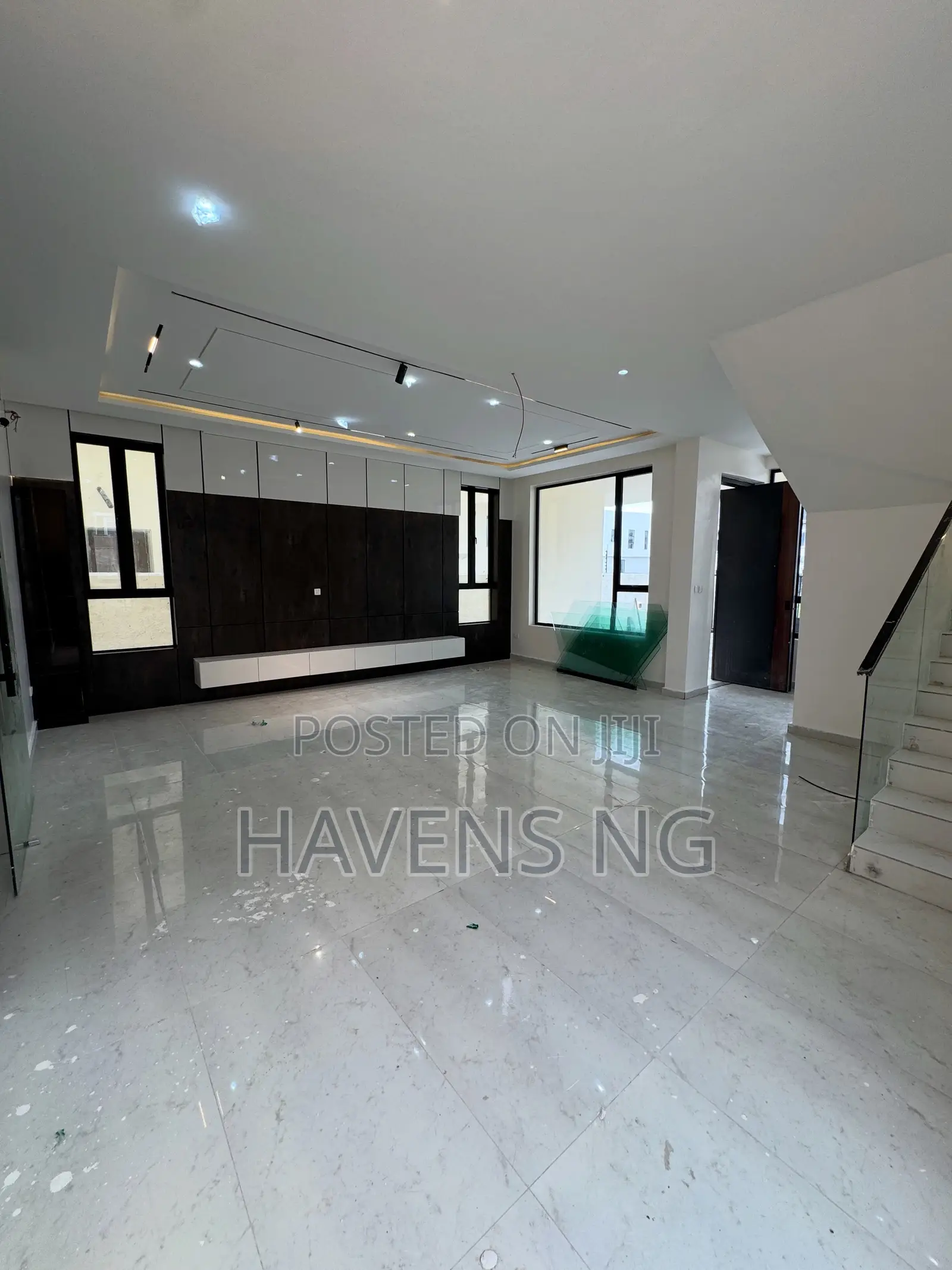 5bdrm Duplex in Lekki Phase 2 for sale