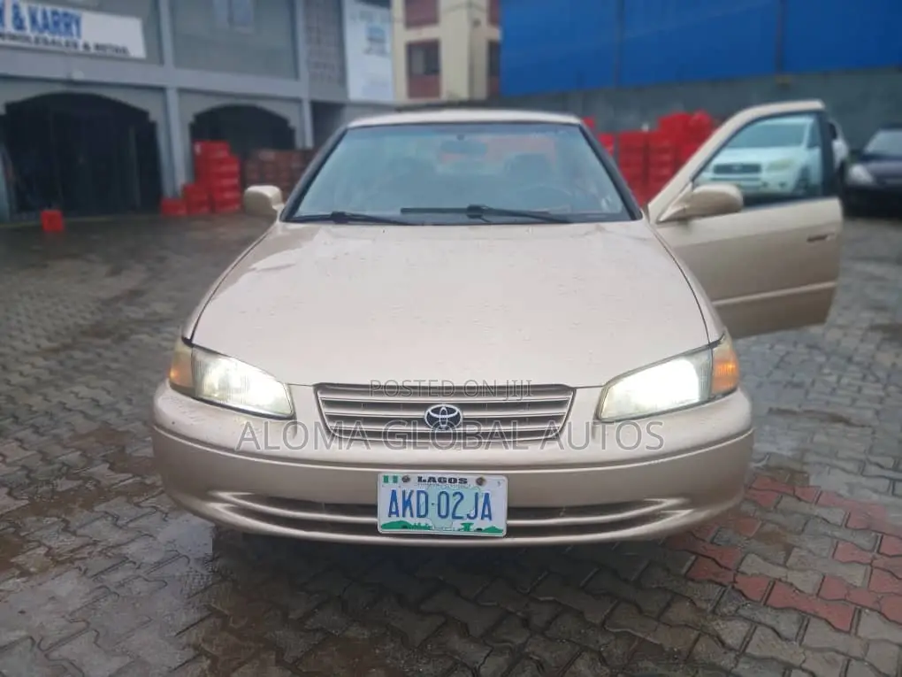 Toyota Camry Automatic 1999 Gold