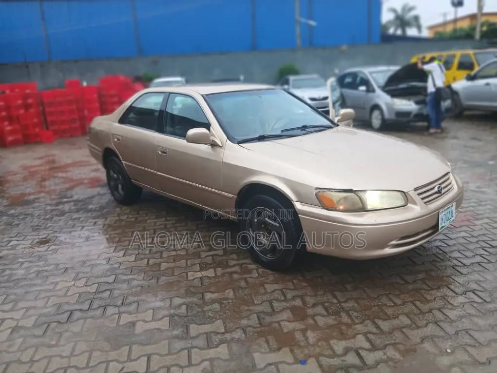 Toyota Camry Automatic 1999 Gold