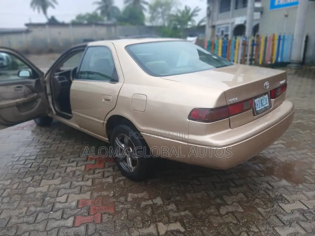 Toyota Camry Automatic 1999 Gold