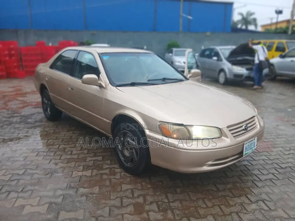 Toyota Camry Automatic 1999 Gold