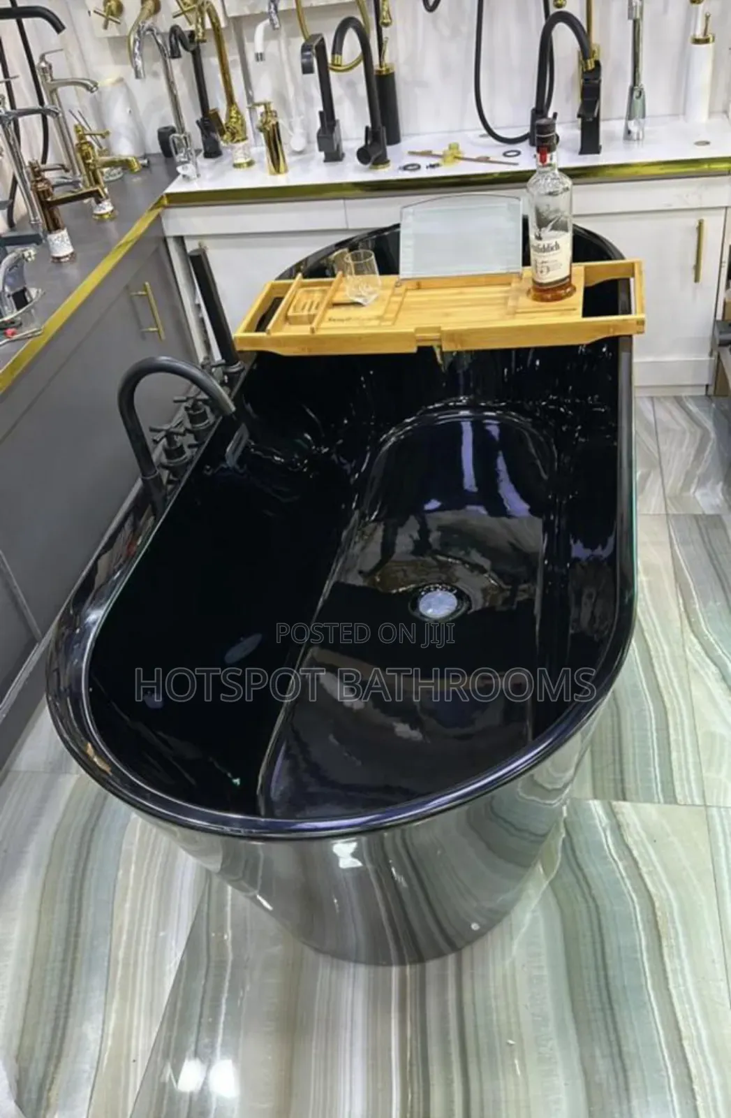 Gloss Black Bathtub With Mixer Taps