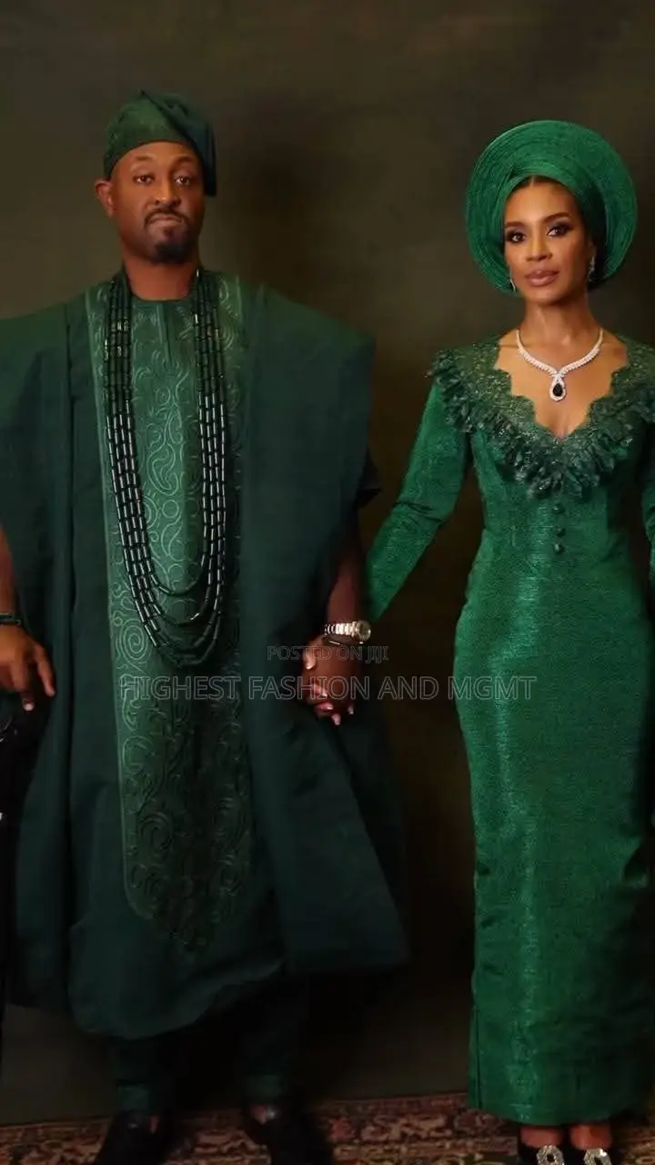 Luxury Ruffled v-Neck Emerald Bridal Dress With Embroidered Train