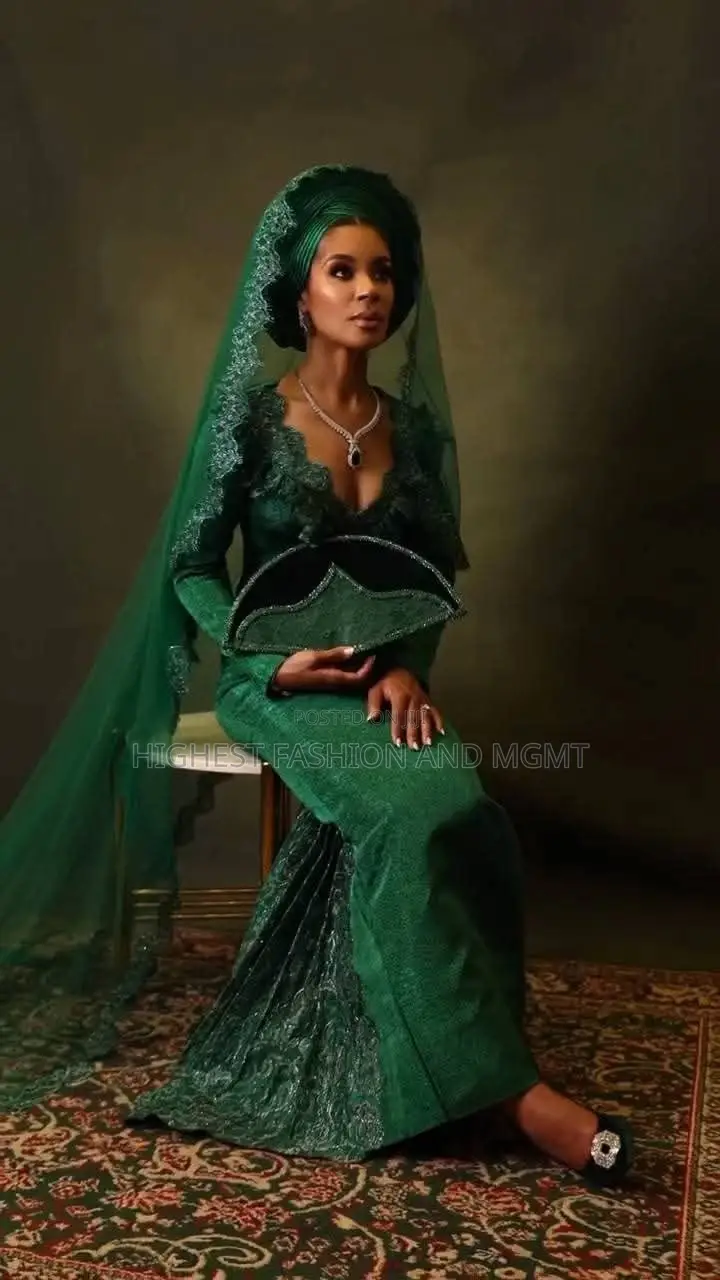 Luxury Ruffled v-Neck Emerald Bridal Dress With Embroidered Train