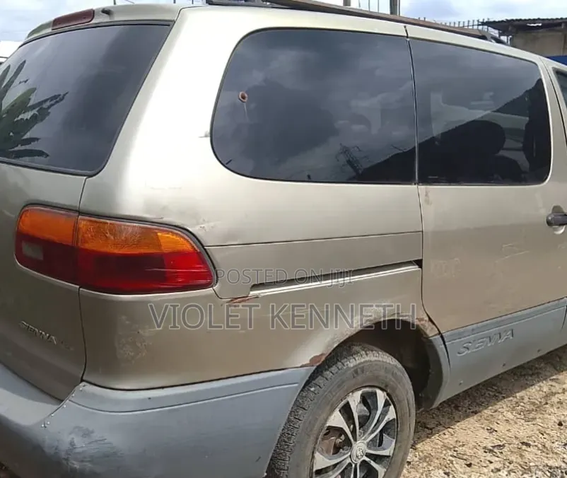 Toyota Sienna 2000 Gold