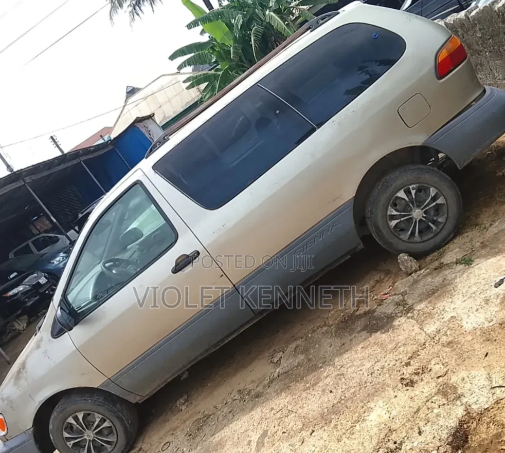 Toyota Sienna 2000 Gold