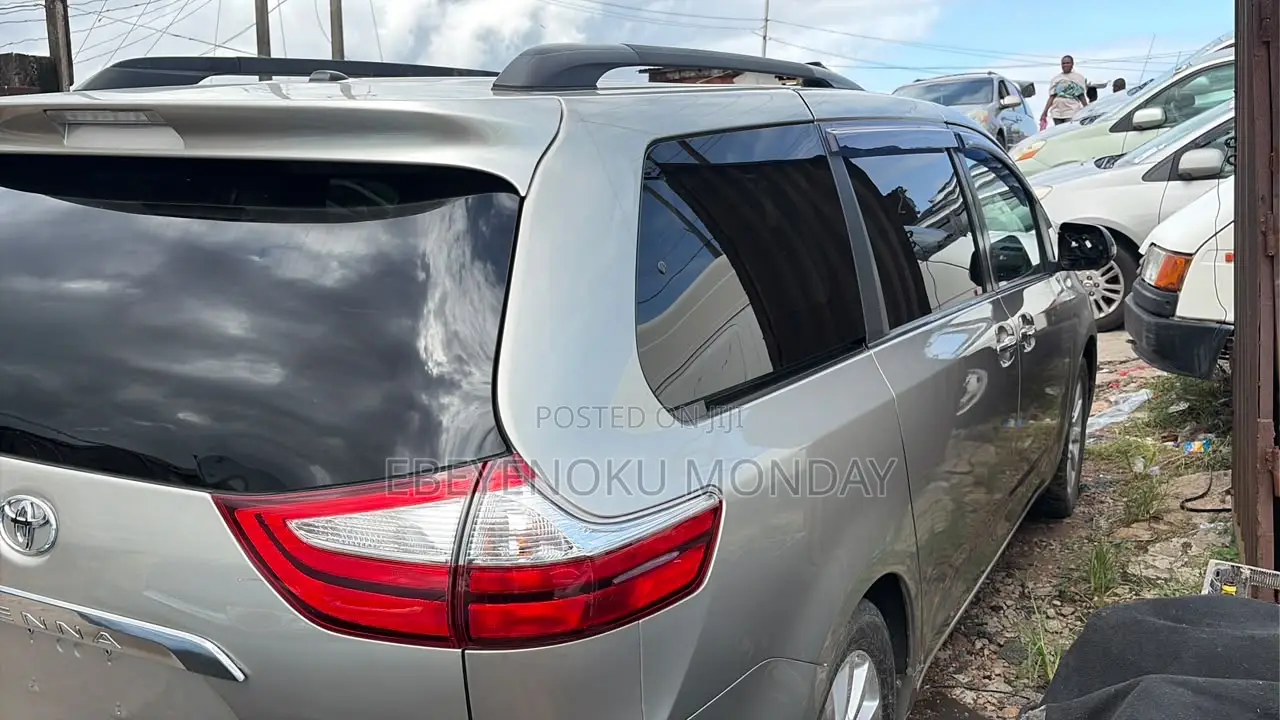 Toyota Sienna 2016 Gold