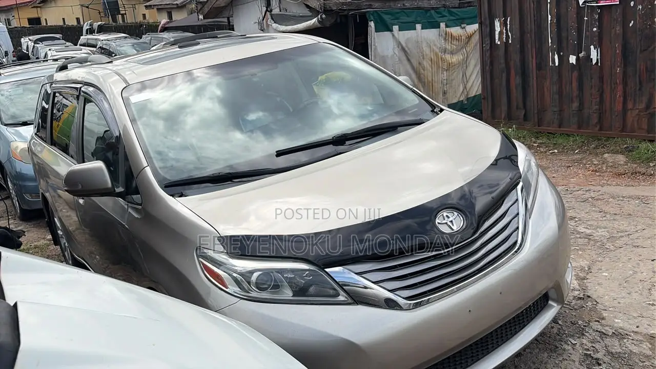 Toyota Sienna 2016 Gold