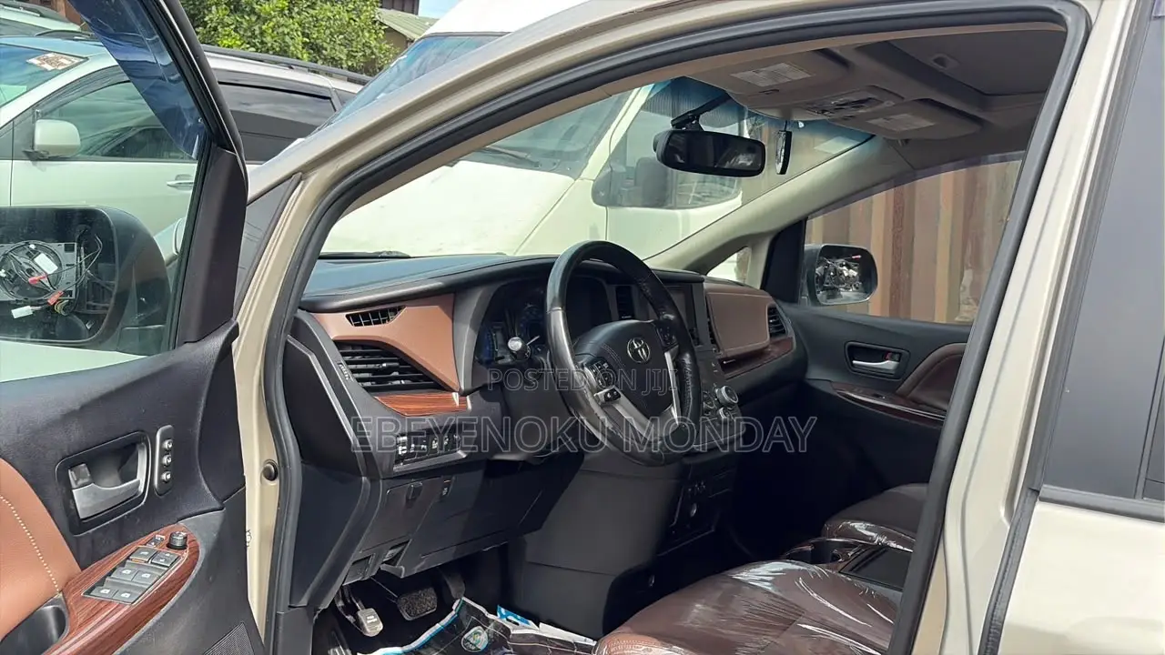 Toyota Sienna 2016 Gold