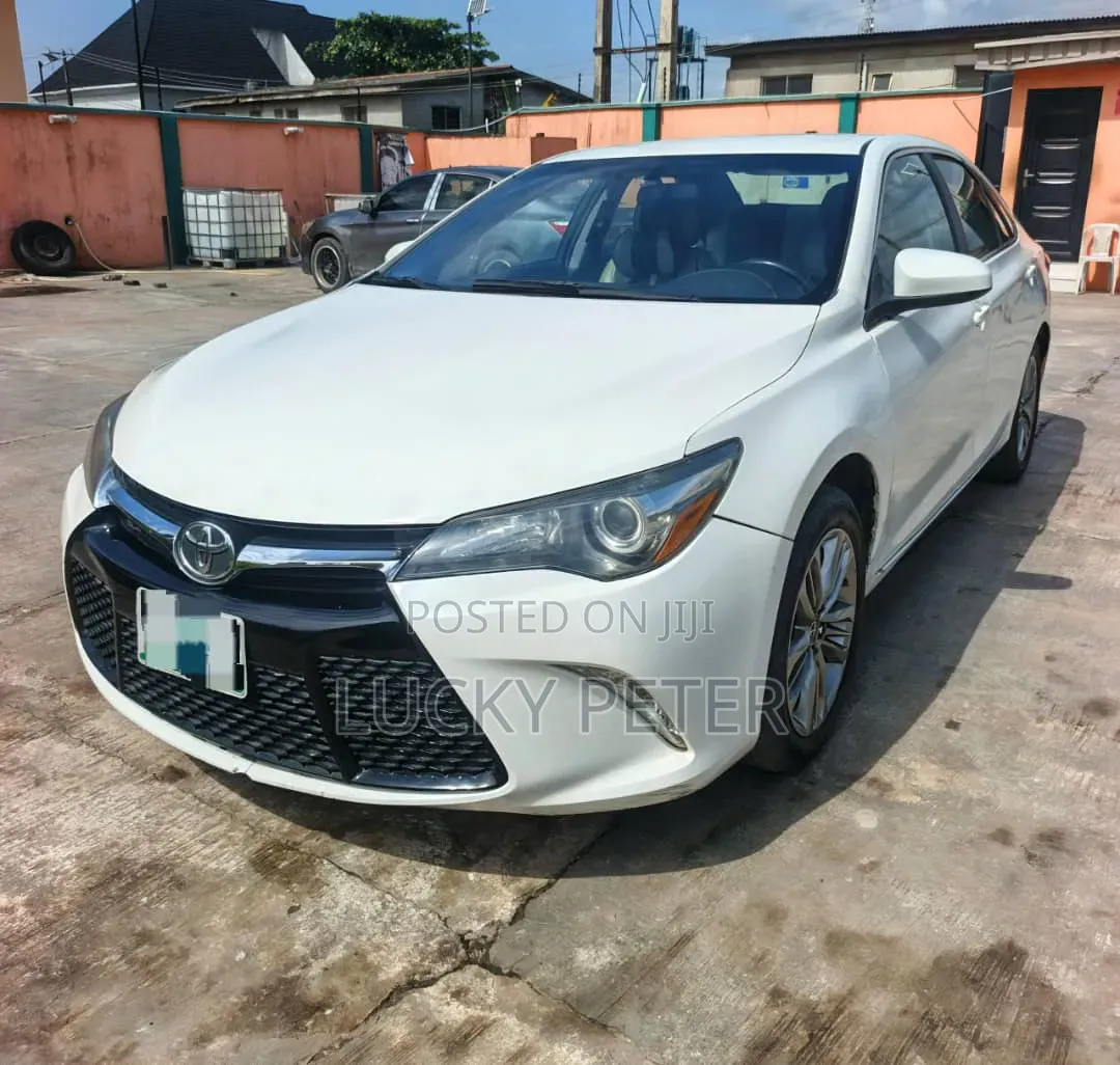 Toyota Camry SE w/Special Edition Pkg (2.5L 4cyl 6A) 2016 White