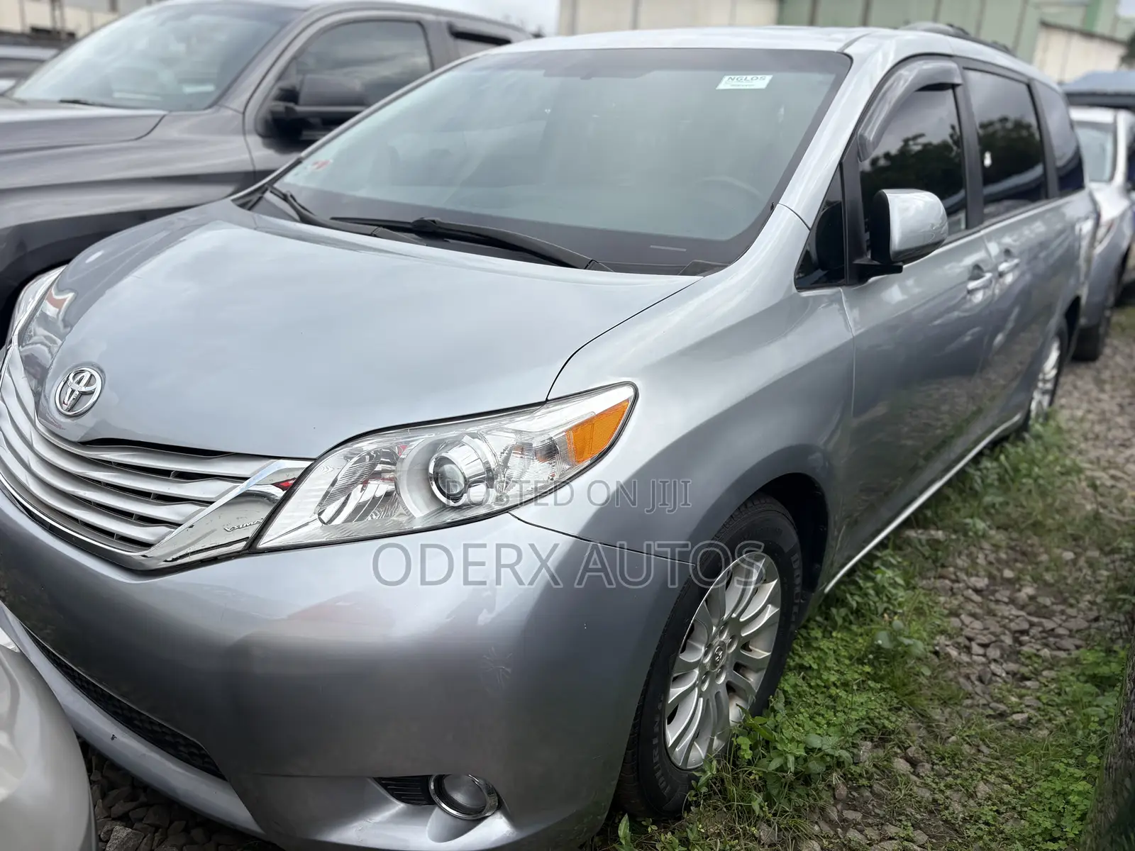 Toyota Sienna XLE Premium 8 Passenger (3.5L 6cyl 6A) 2016 Gray