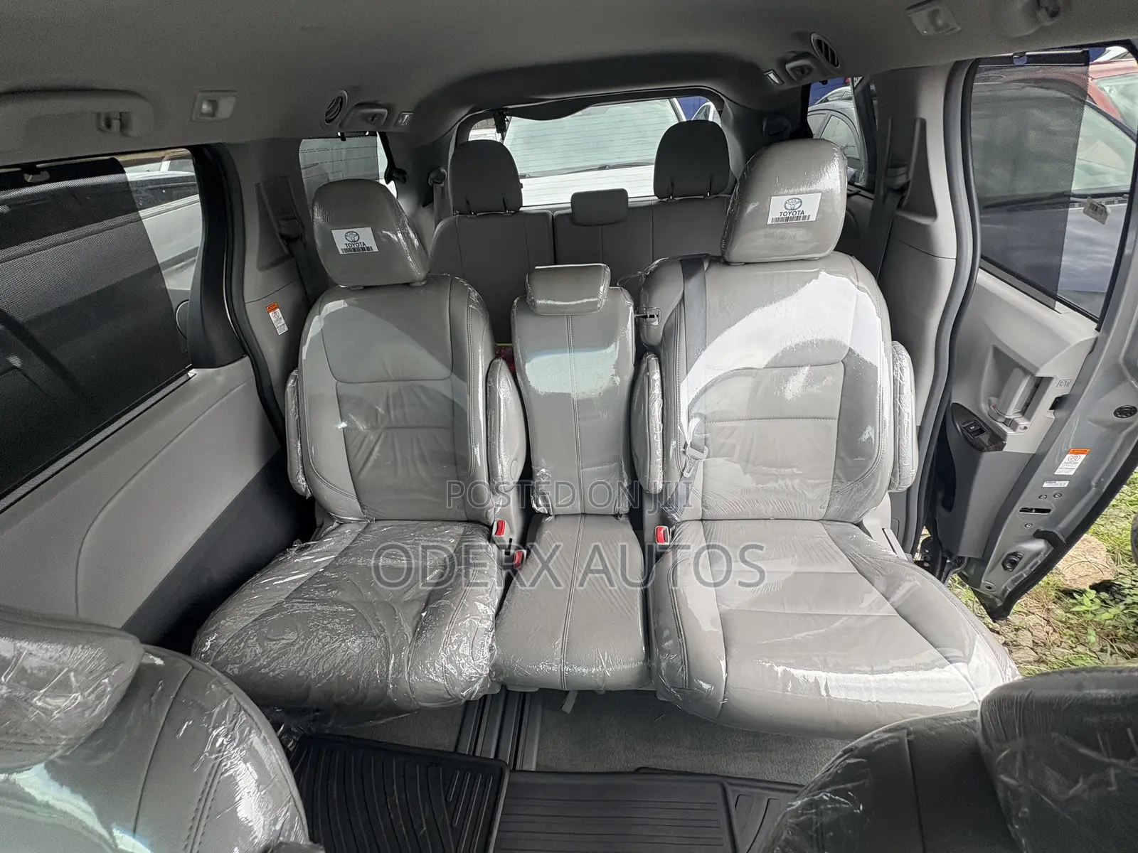 Toyota Sienna XLE Premium 8 Passenger (3.5L 6cyl 6A) 2016 Gray