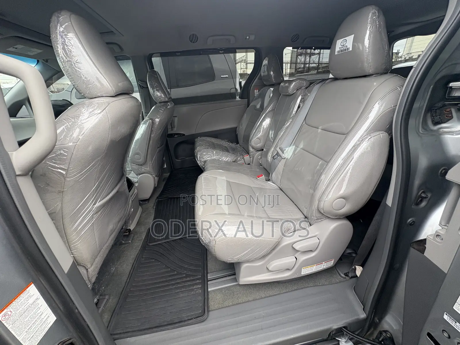 Toyota Sienna XLE Premium 8 Passenger (3.5L 6cyl 6A) 2016 Gray