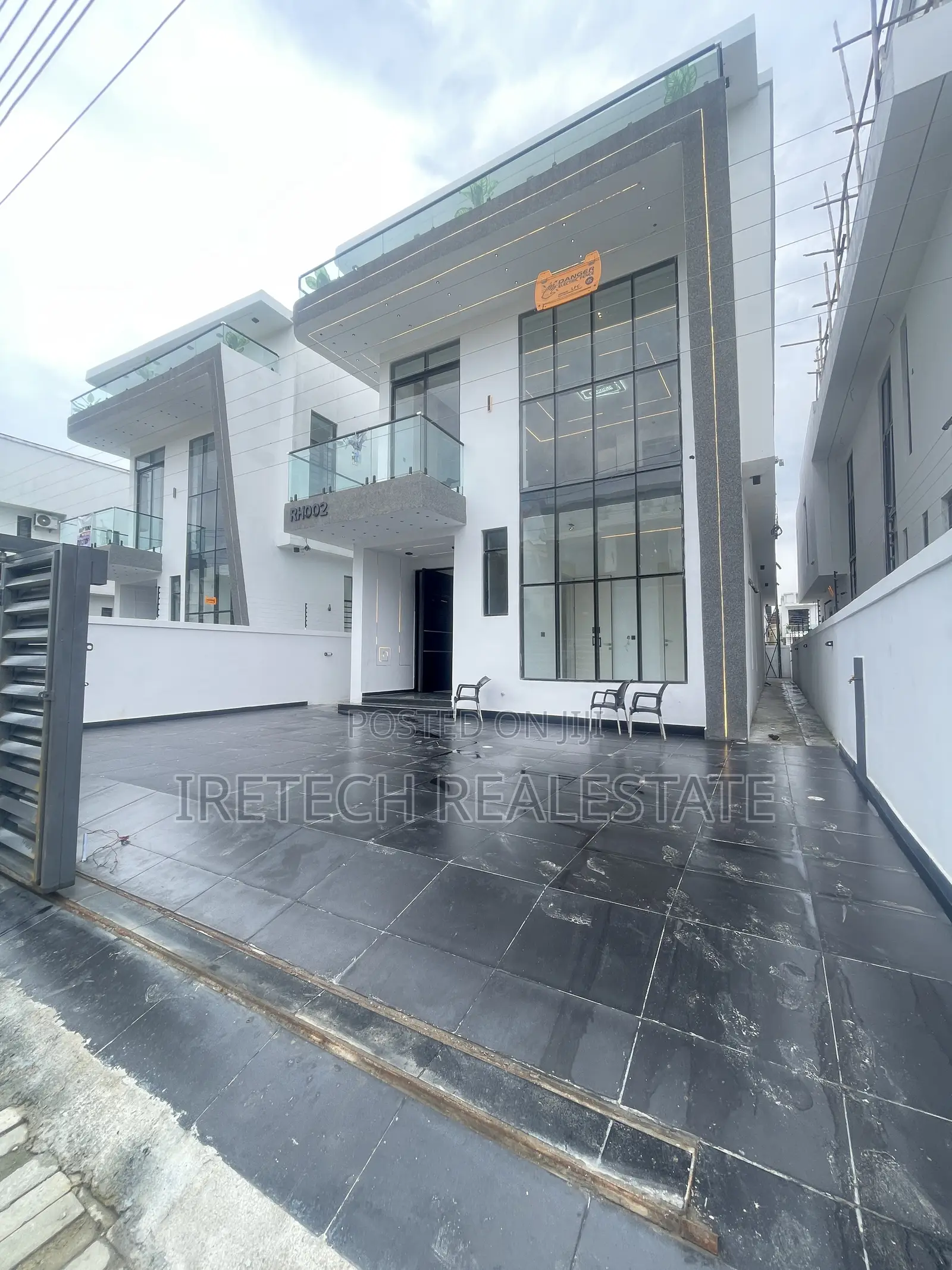 5bdrm Duplex in Chevron In A Gated for sale