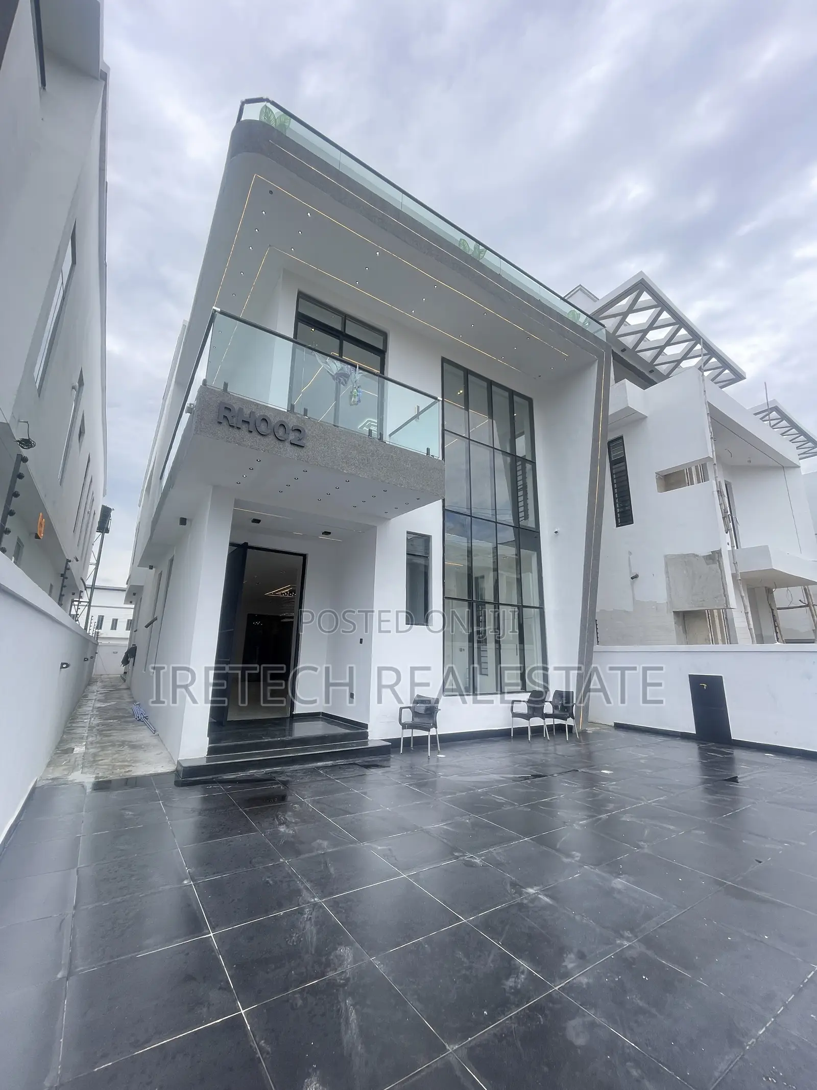 5bdrm Duplex in Chevron In A Gated for sale