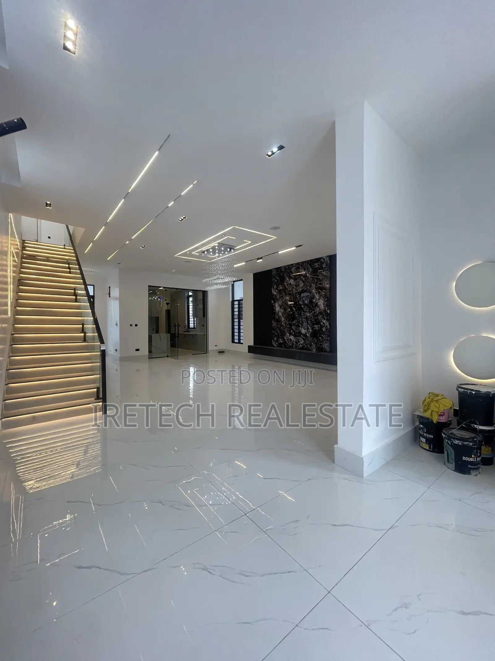 5bdrm Duplex in Chevron In A Gated for sale