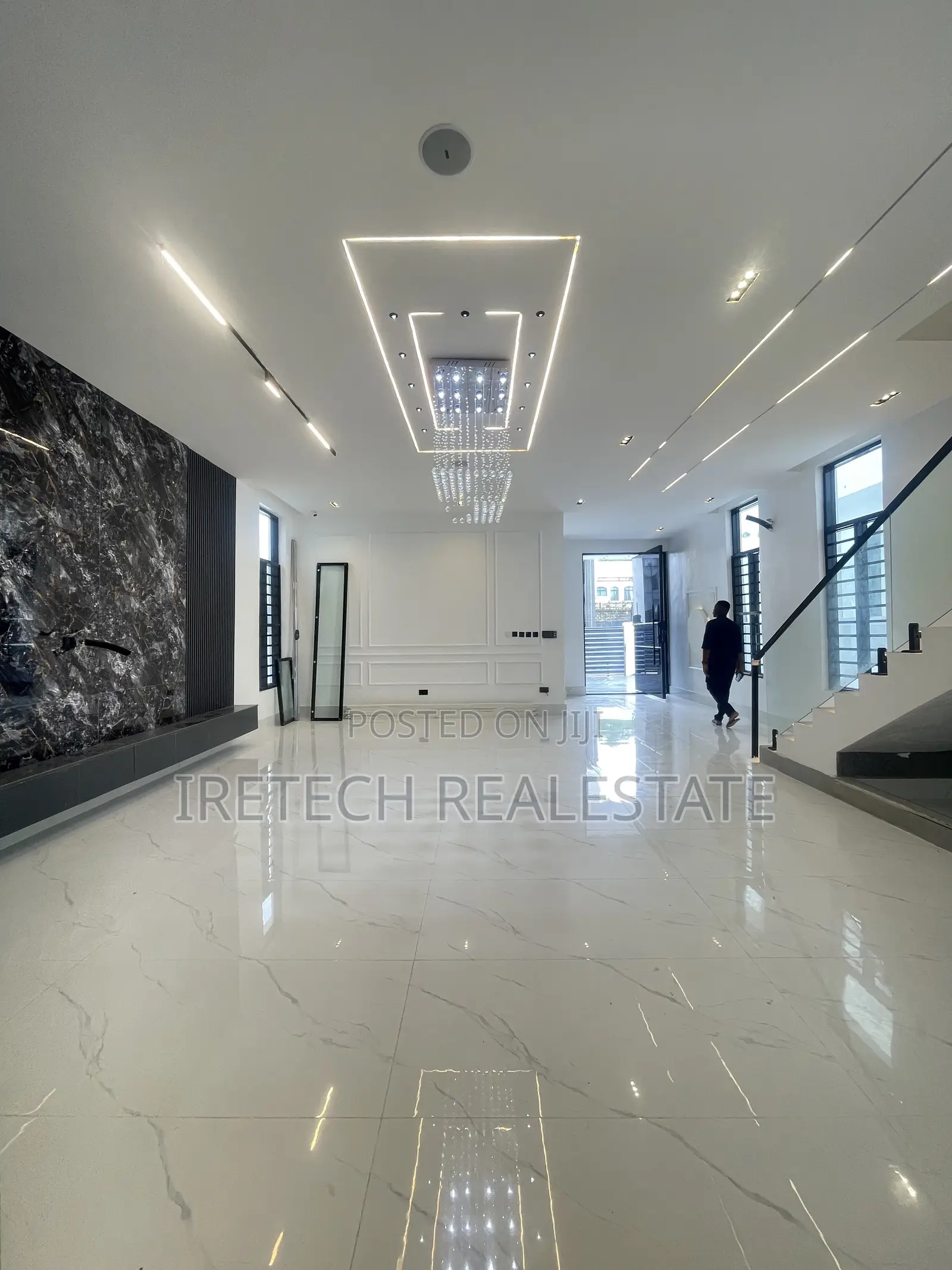 5bdrm Duplex in Chevron In A Gated for sale