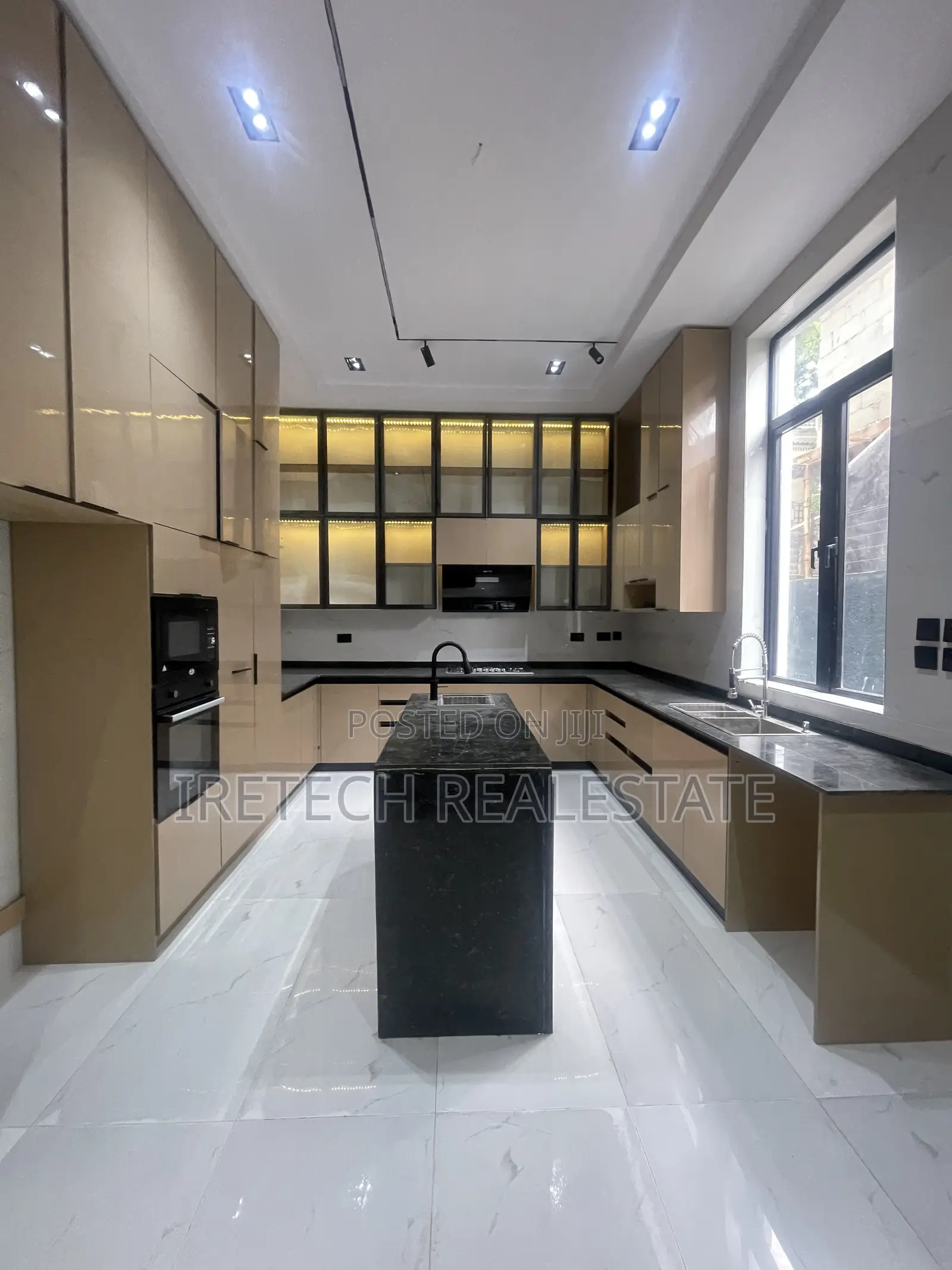 4bdrm Duplex in Chevron In A Secured for sale