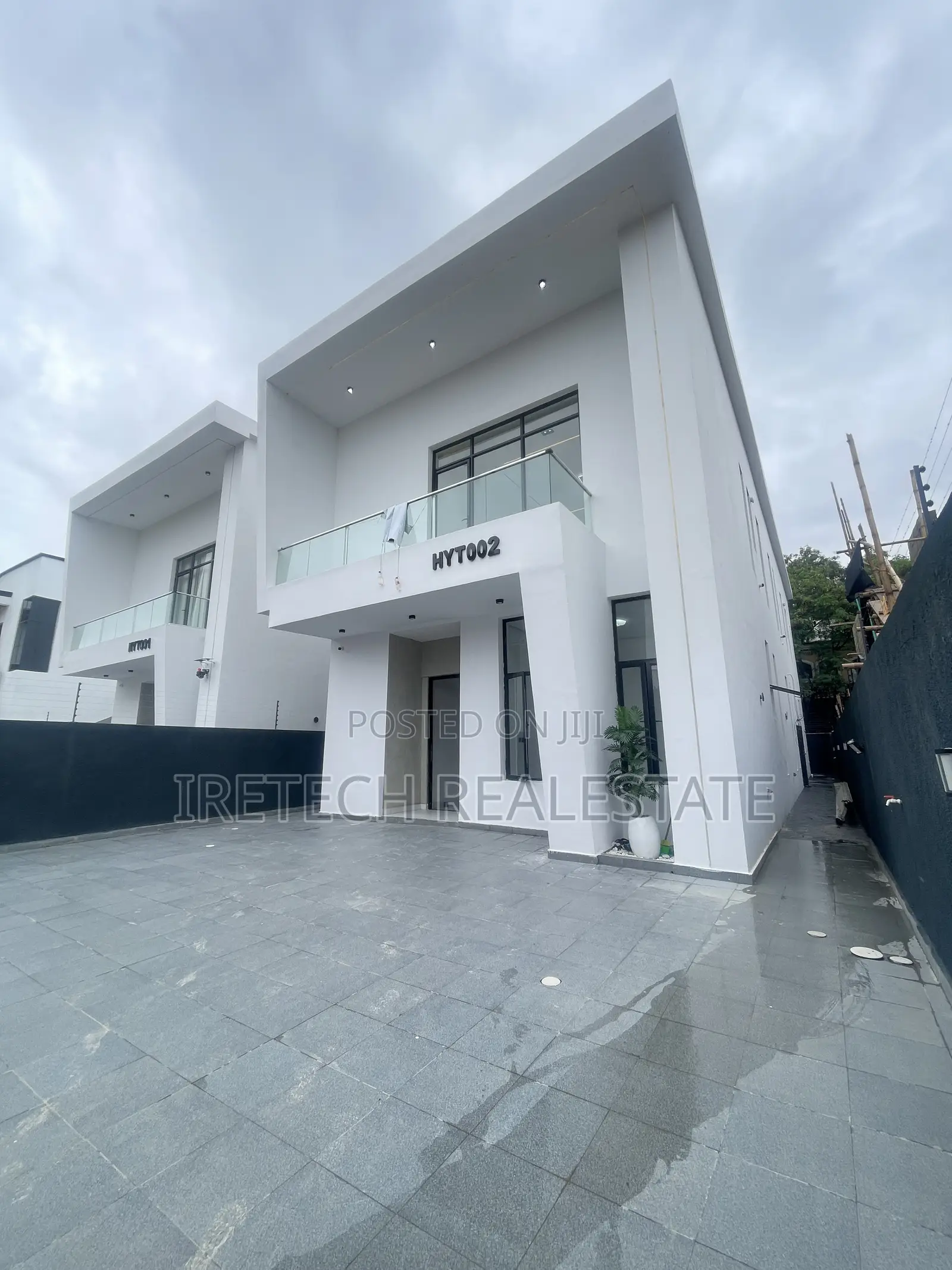 4bdrm Duplex in Chevron In A Secured for sale